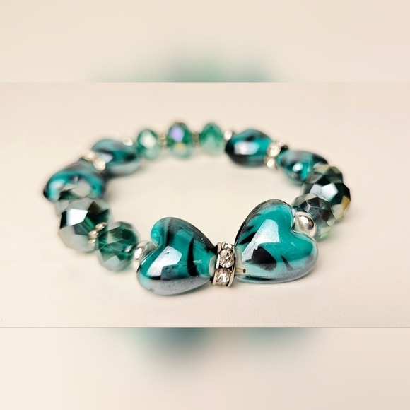 Teal Glass Heart Beaded Stretch Bracelet with Faceted Crystal Beads - Picture 6 of 6